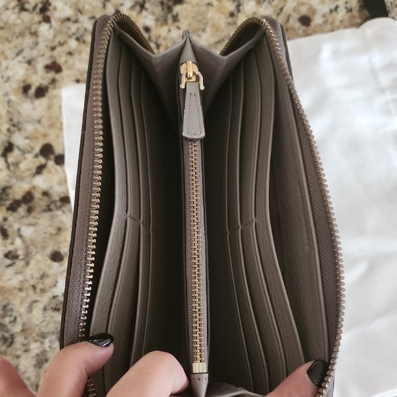 Marc Jacobs Gray Leather Wallet - Picture 4 of 16